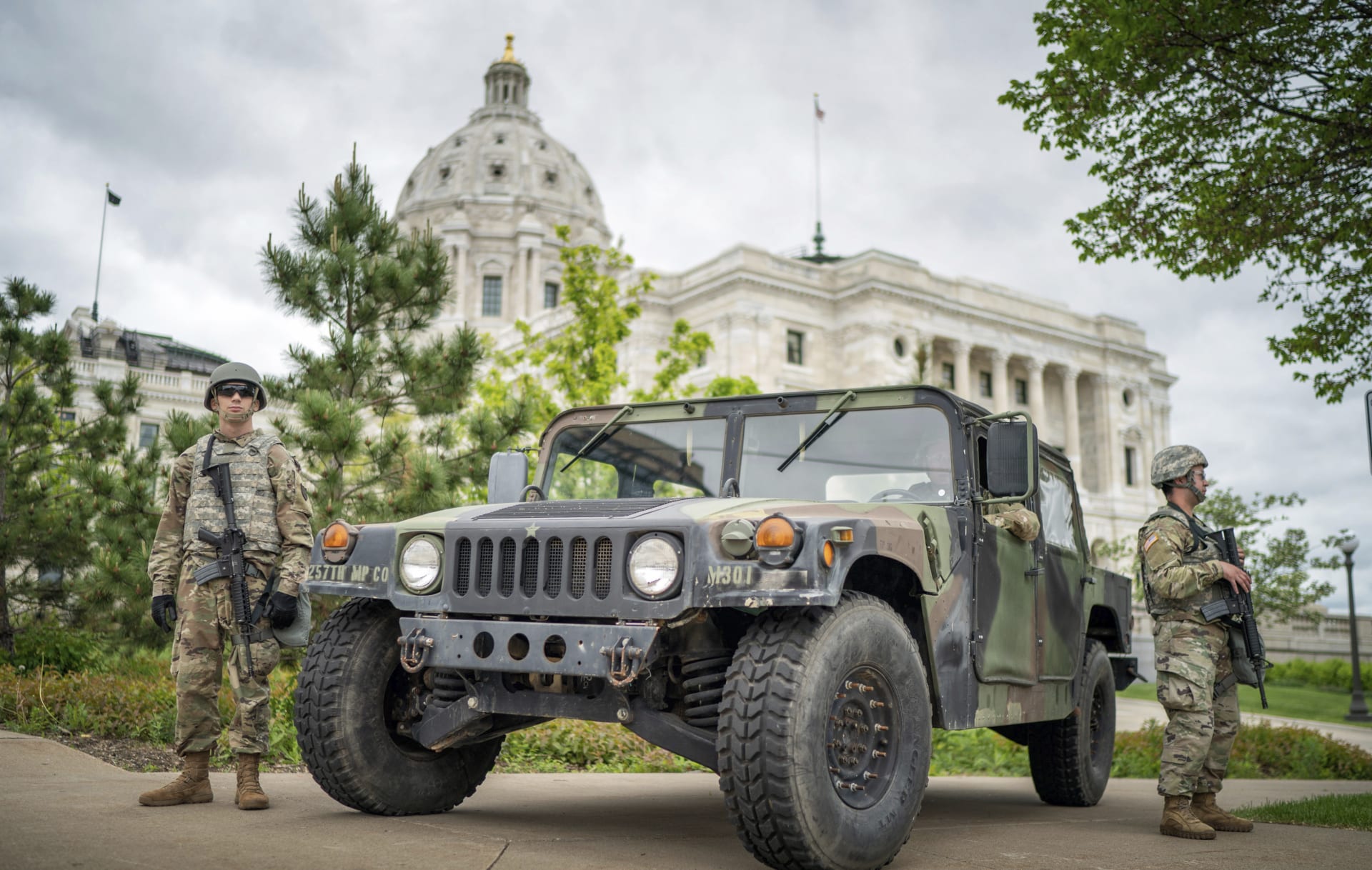 Vojáci Národní gardy hlídkují před Capitolen v hlavním městě amerického státu Minnesota v St. Paul.