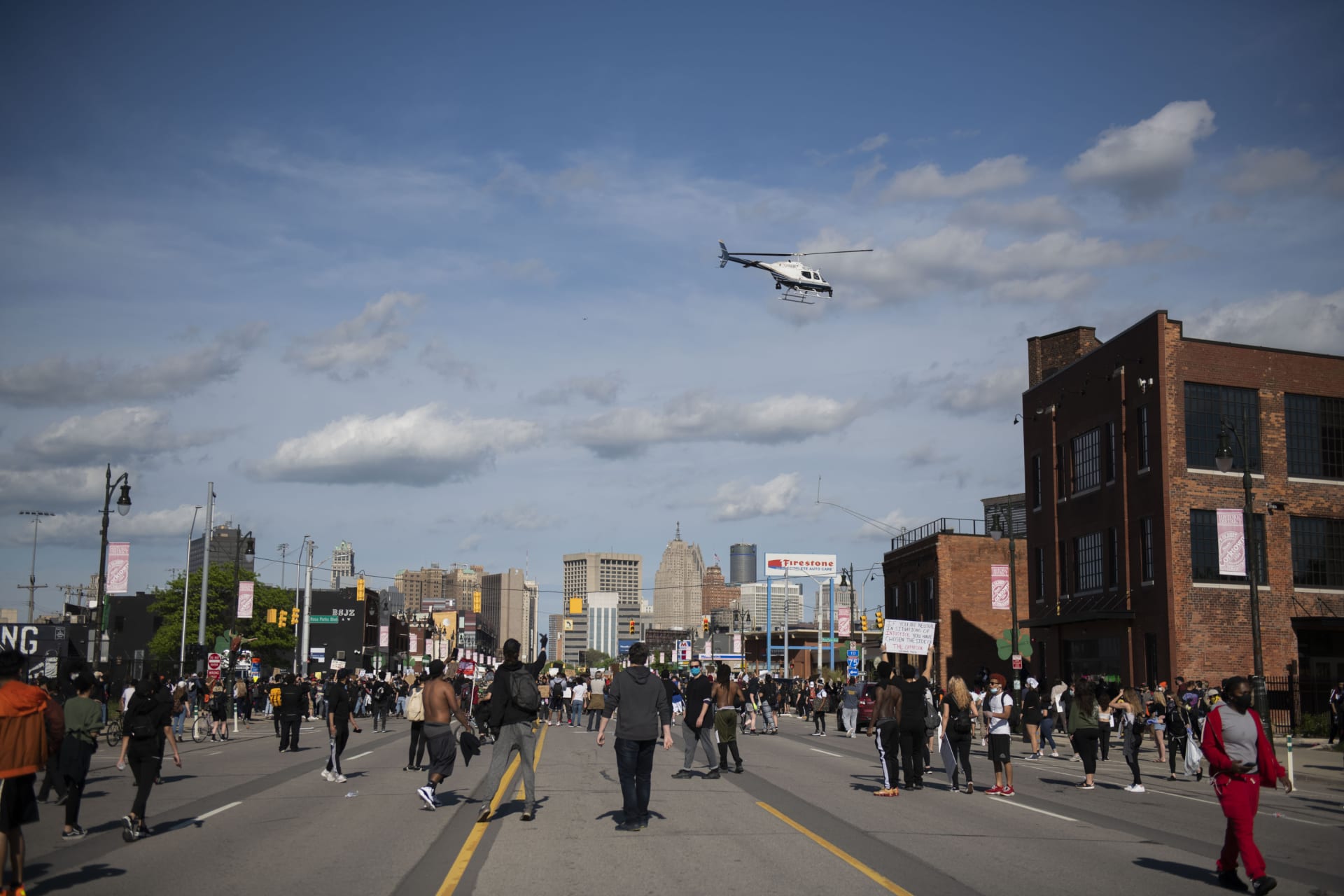 Při protestech v Detroitu zemřel člověk