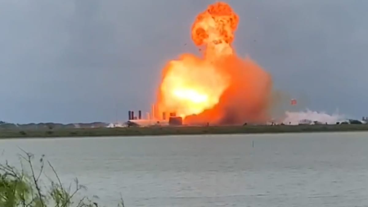 Muskův prototyp rakety explodoval v pátek na testovací rampě.