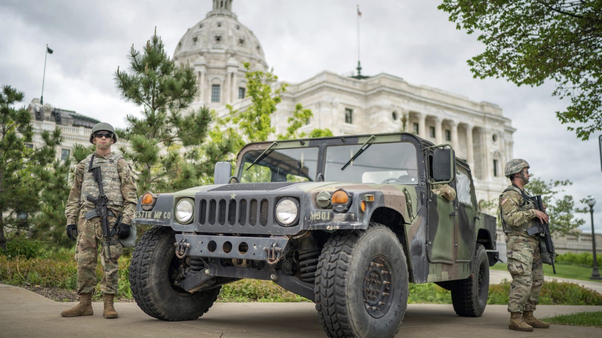Vojáci Národní gardy hlídkují před Capitolen v hlavním městě amerického státu Minnesota v St. Paul.