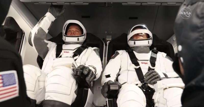 Astronauti v kabině Crew Dragon