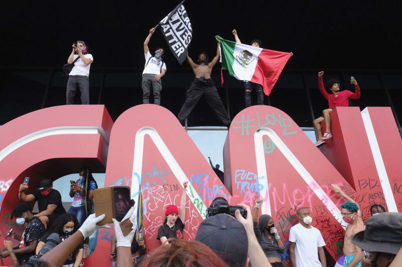 Světové ústředí CNN se ocitlo v obležení běsnících demonstrantů.