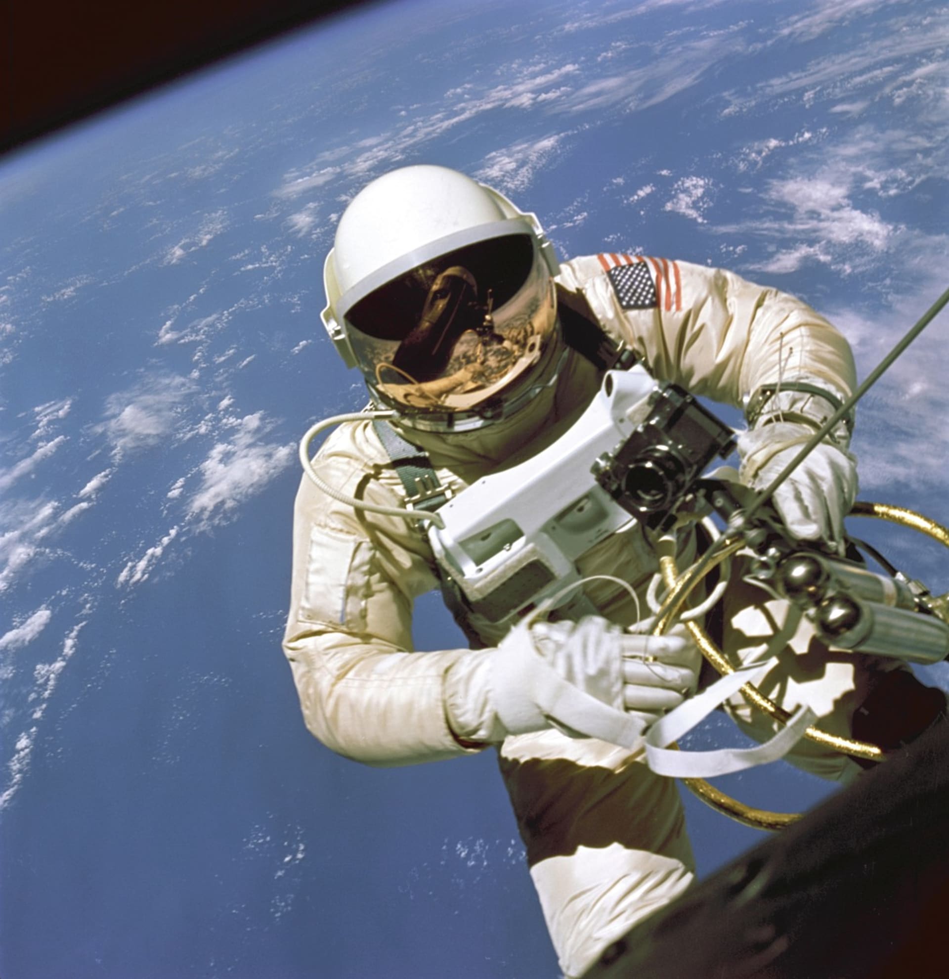 Ed White se stal prvním americkým astronautem, který se vydal na „vesmírnou procházku“. Stalo se tak 3. června 1965. 