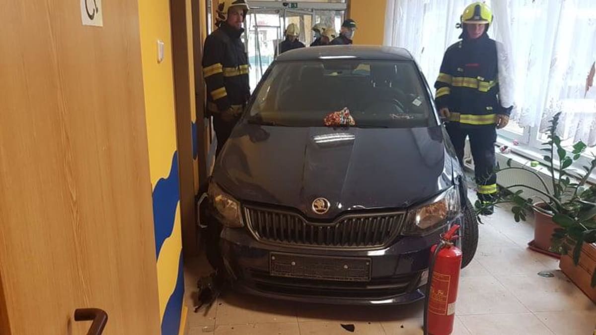 V Tachově vjelo auto do domova pro seniory, zranilo klientku (autor: svědek události)