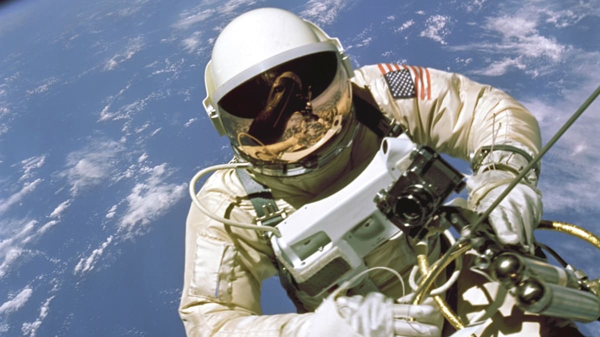 Ed White se stal prvním americkým astronautem, který se vydal na „vesmírnou procházku“. Stalo se tak 3. června 1965. 