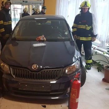 V Tachově vjelo auto do domova pro seniory, zranilo klientku (autor: svědek události)