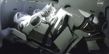 Musk slaví úspěch. Vesmírná loď Crew Dragon se čtyřmi astronauty dorazila k ISS