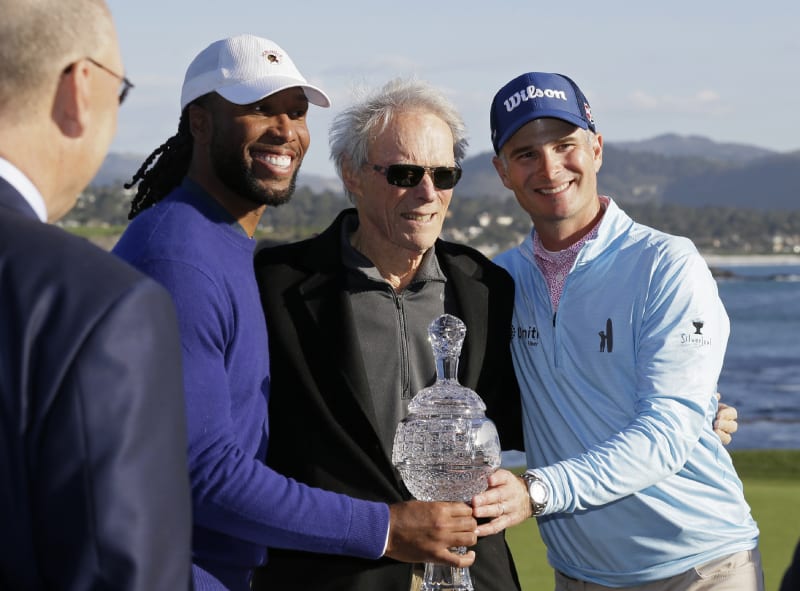 Clint Eastwood byl i v pokročilém věku stále velice aktivní. Letos v únoru si například zahrál golf s Larrym Fitzgeraldem (vlevo) a Kevinem Streelmanem (vpravo). 
