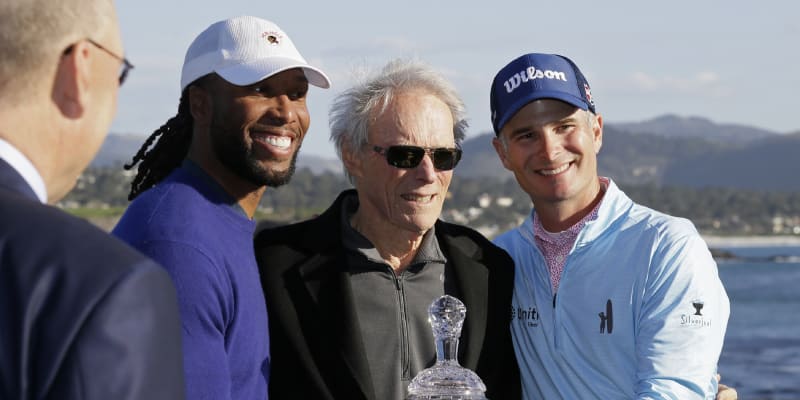 Clint Eastwood byl i v pokročilém věku stále velice aktivní. Letos v únoru si například zahrál golf s Larrym Fitzgeraldem (vlevo) a Kevinem Streelmanem (vpravo). 