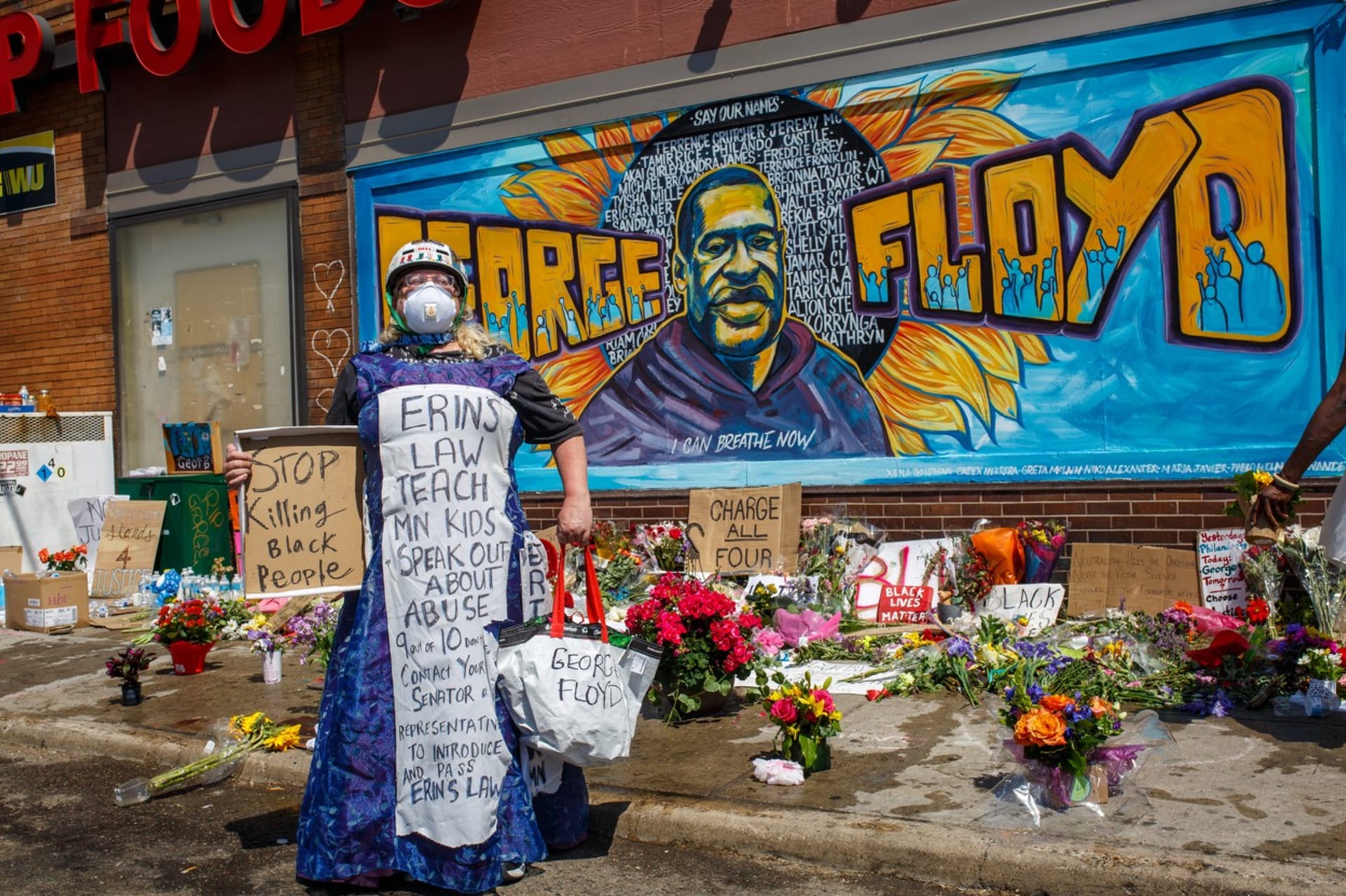 Proti smrti George Floyda protestují lidé v mnoha městech Spojených států amerických. 