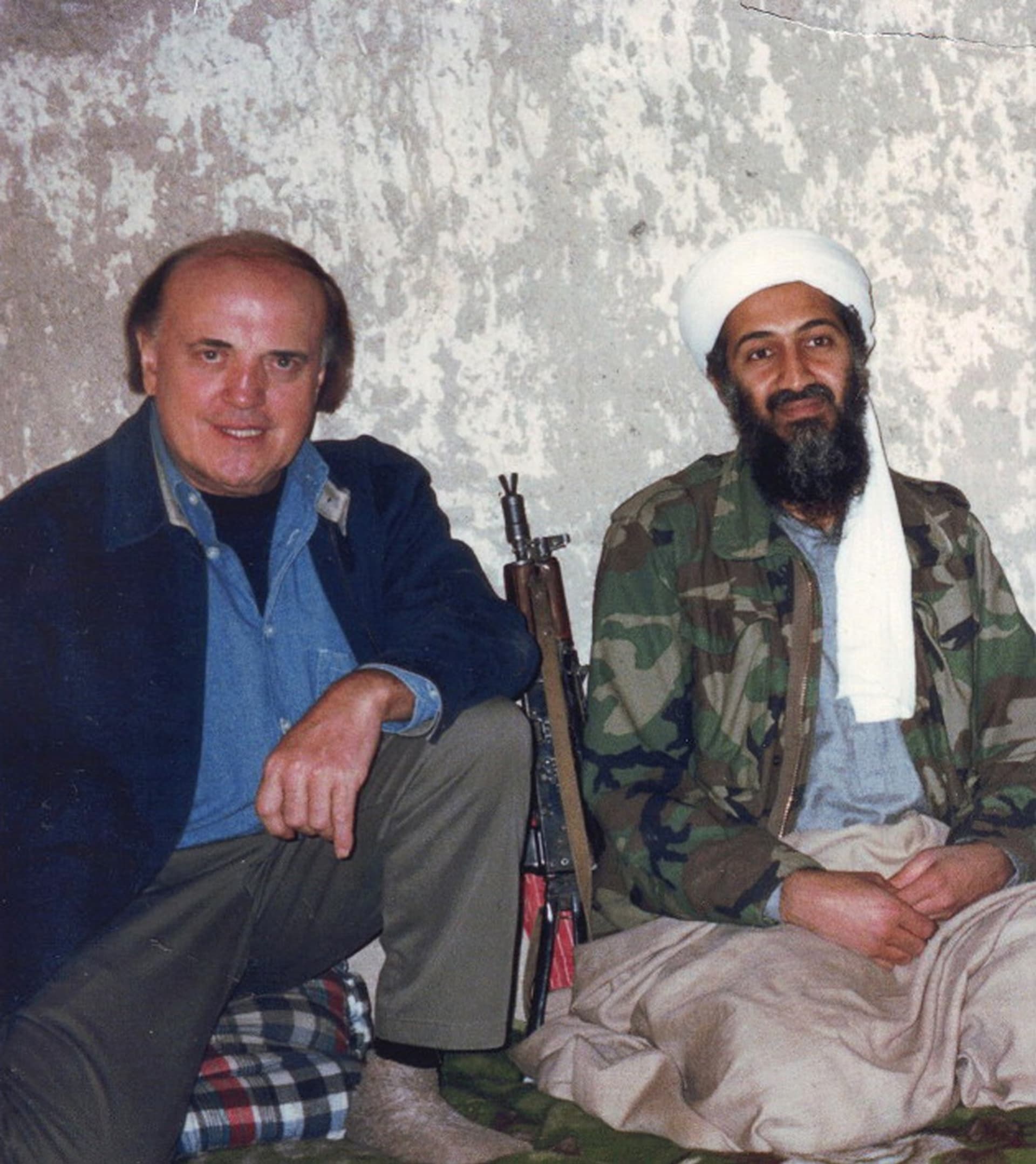 Reportér CNN Peter Arnett natočil v roce 1997 první televizní interview s vůdcem Al-Káidy Usámou bin Ládinem