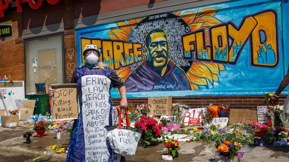 Proti smrti George Floyda protestují lidé v mnoha městech Spojených států amerických. 