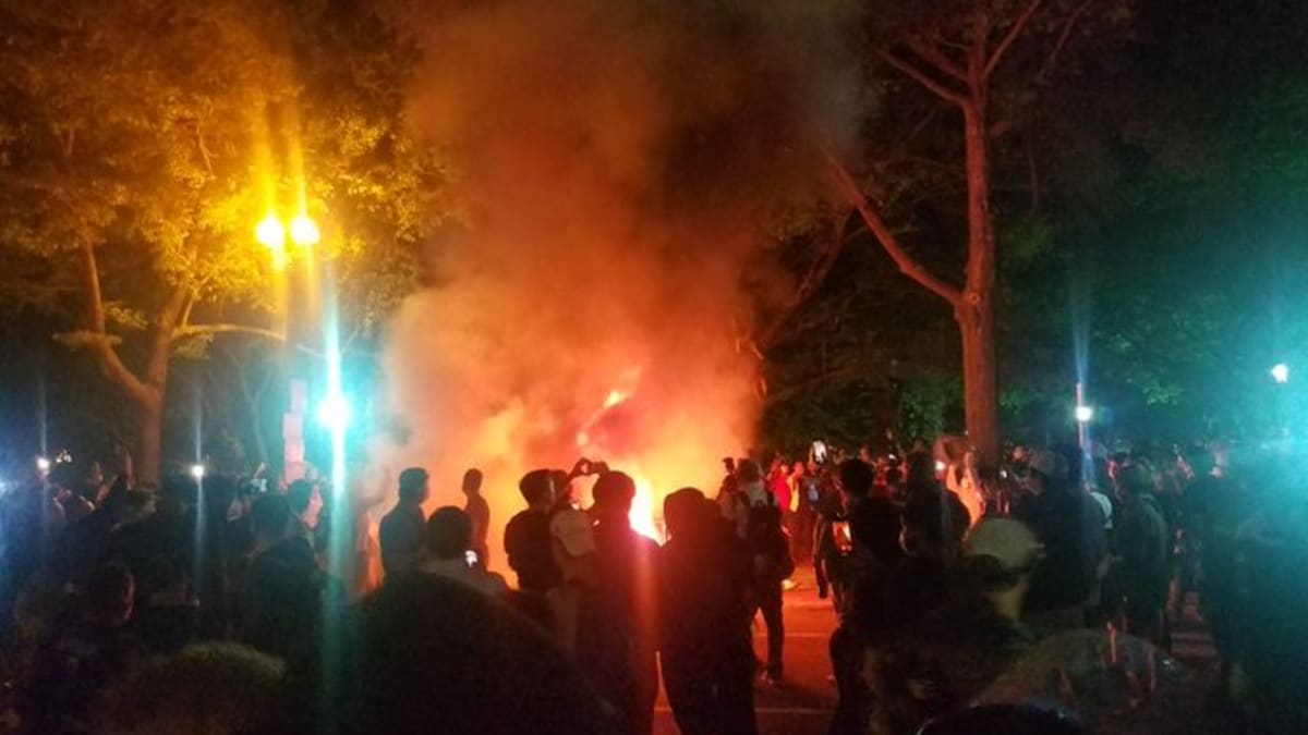 Demonstranti zapálili několik ohňů v okolí Bílého domu