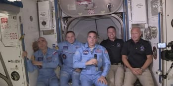 Astronauti z Crew Dragon už jsou na ISS, dostalo se jim vřelého uvítání