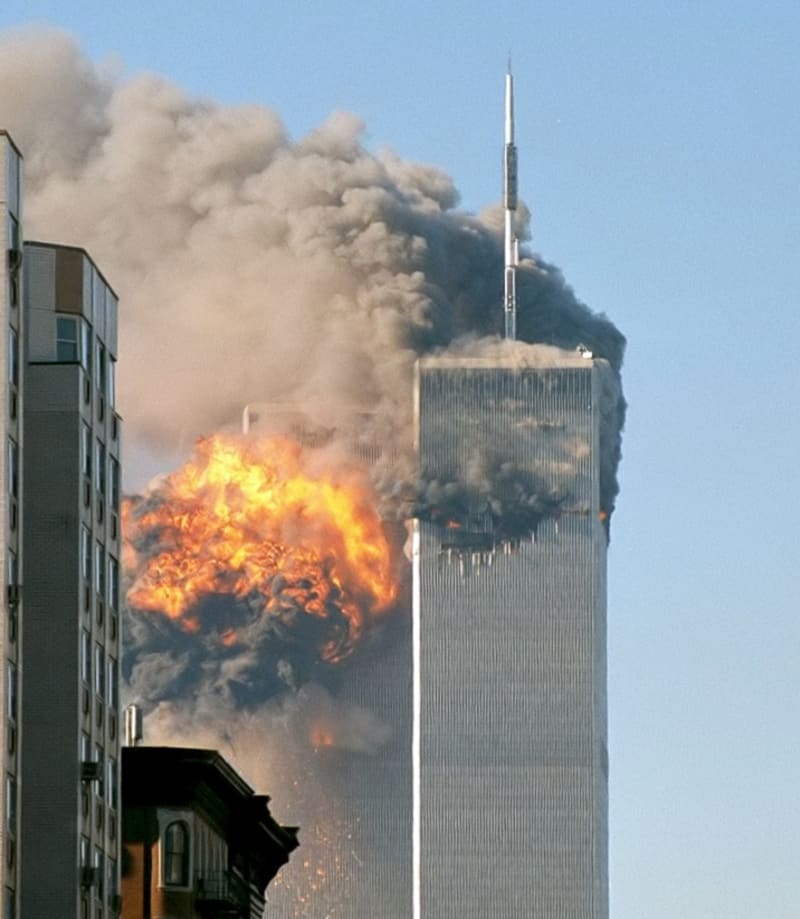 Šokovaní diváci CNN sledovali úplně první záběry z útoků na věže Světového obchodního centra v New Yorku