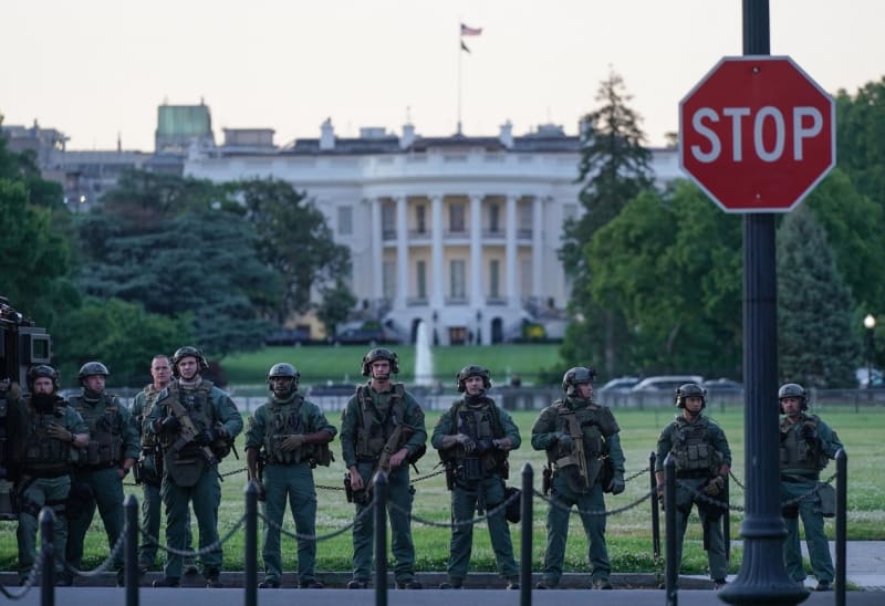 Vojáci před Bílým domem.