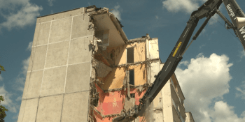 Bourání vybydleného paneláku v Litvínově. Stal se bezpečnostním rizikem