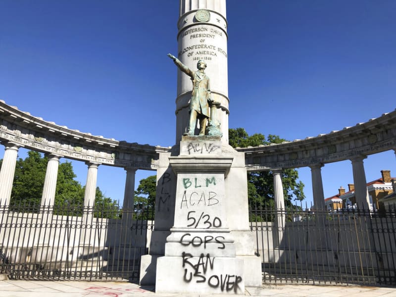 Graffiti poškozený památník jediného prezidenta Konfederace Jeffersona Davise v Richmondu ve Virginii