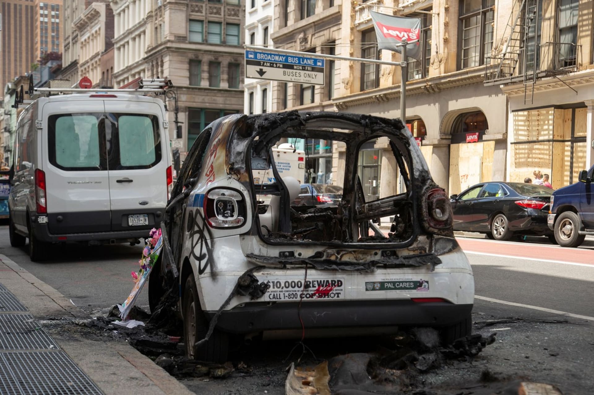 Během násilných protestů lidé v New Yorku zapálili auto