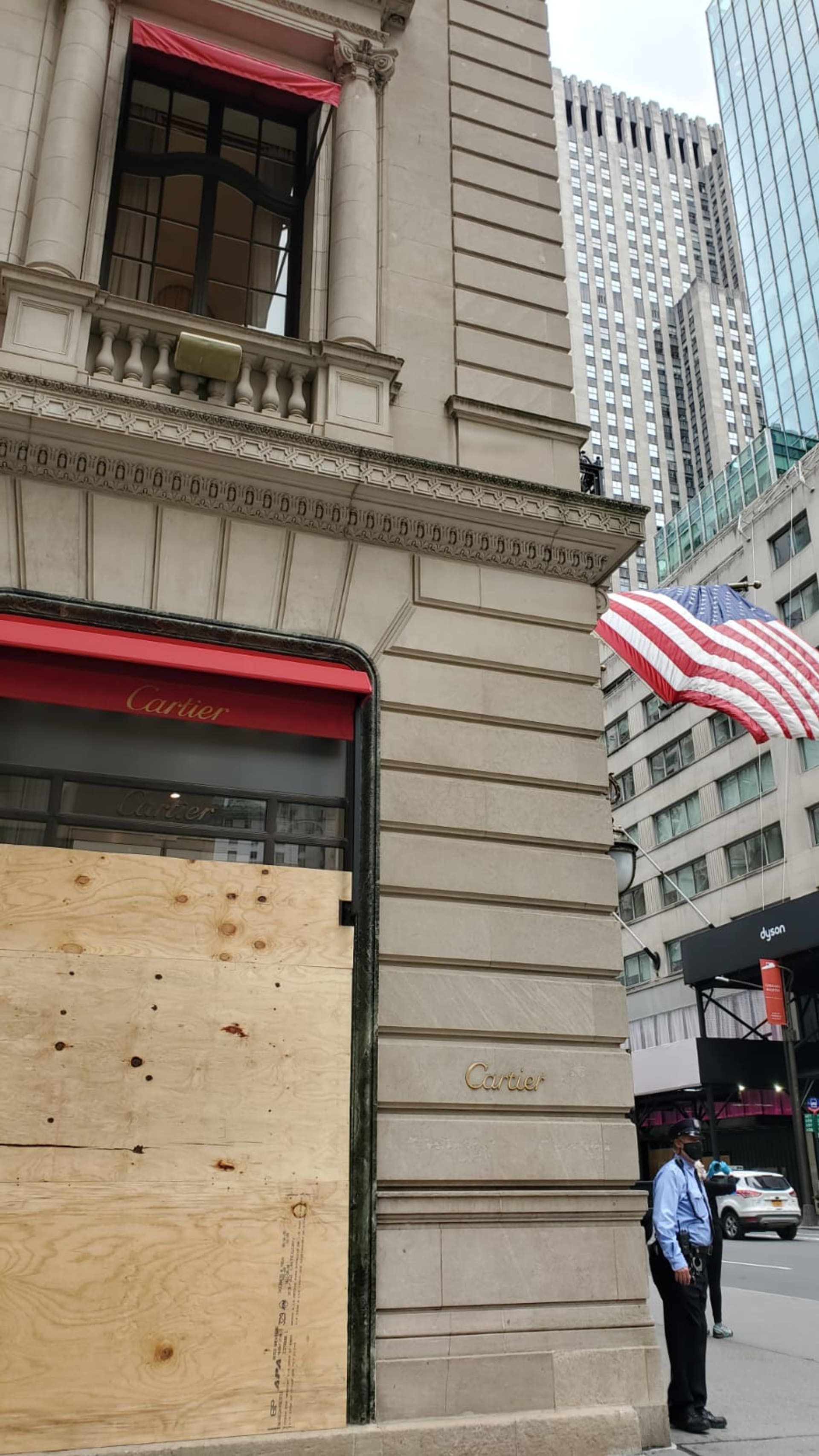 Obchody v New Yorku se pečlivě připravovaly na případné nepokoje a rabování
