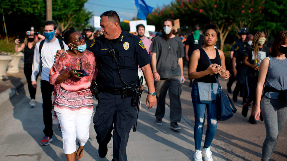 Policie v Houstonu jde s demonstranty