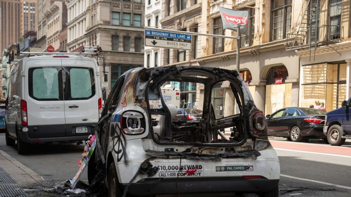Během násilných protestů lidé v New Yorku zapálili auto