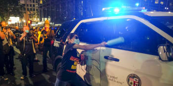 Kameny, světlice i střelba: Policie čelí během protestů v USA rostoucímu násilí