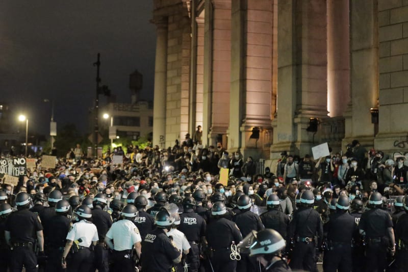 V New Yorku se protestovalo přes den a navzdory zákazu vycházení i v noci. Proběhly i střety demonstrantů s policií