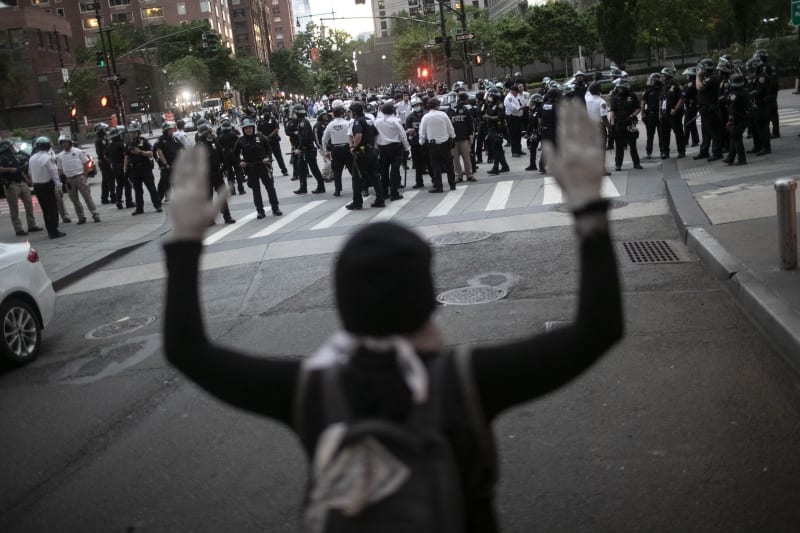 V New Yorku se protestovalo přes den a navzdory zákazu vycházení i v noci. Proběhly i střety demonstrantů s policií