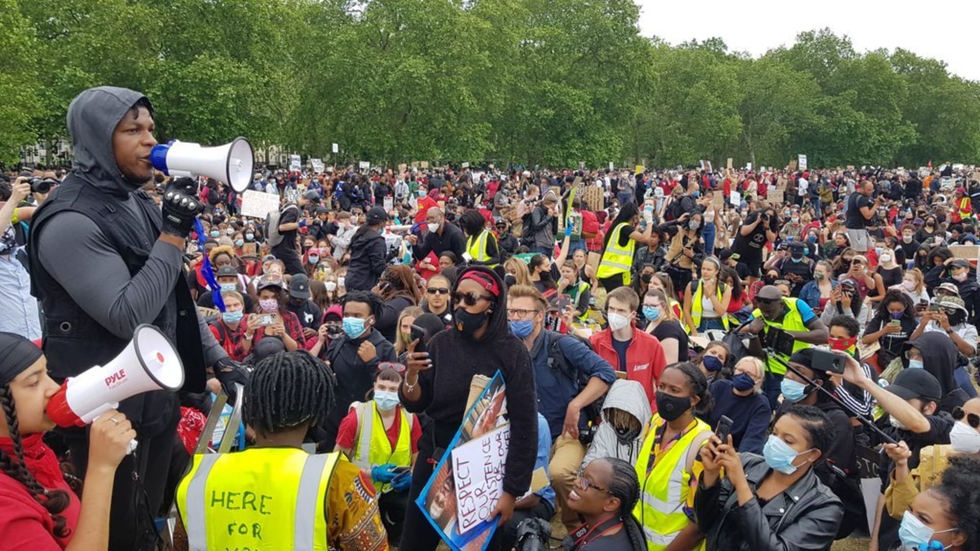 Britský herec John Boyega na demonstraci v Londýně.