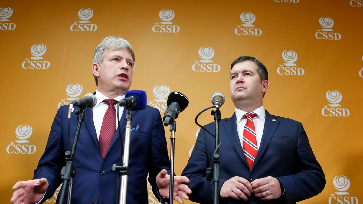 Šéf ČSSD Jan Hamáček (vpravo) a první místopředseda strany Roman Onderka