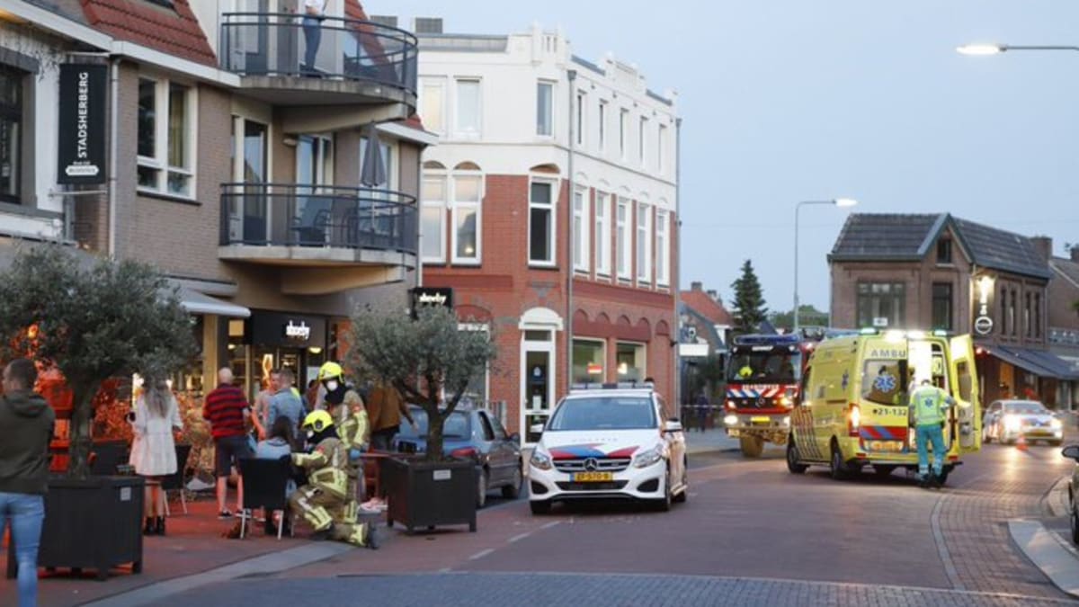 V Nizozemsku najelo auto do zahrádky plné lidí