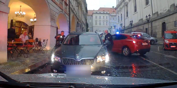Lovci lebek dopadli uprchlého vězně v centru Prahy