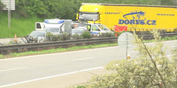 Řidič kamionu zemřel na dálnici D5 za jízdy. Při ní dostal infarkt