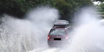 Varování meteorologů, většinu ČR zasáhne vydatný déšť, pozor na cestách 