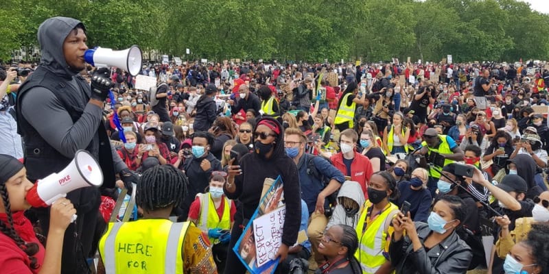 Britský herec John Boyega na demonstraci v Londýně.