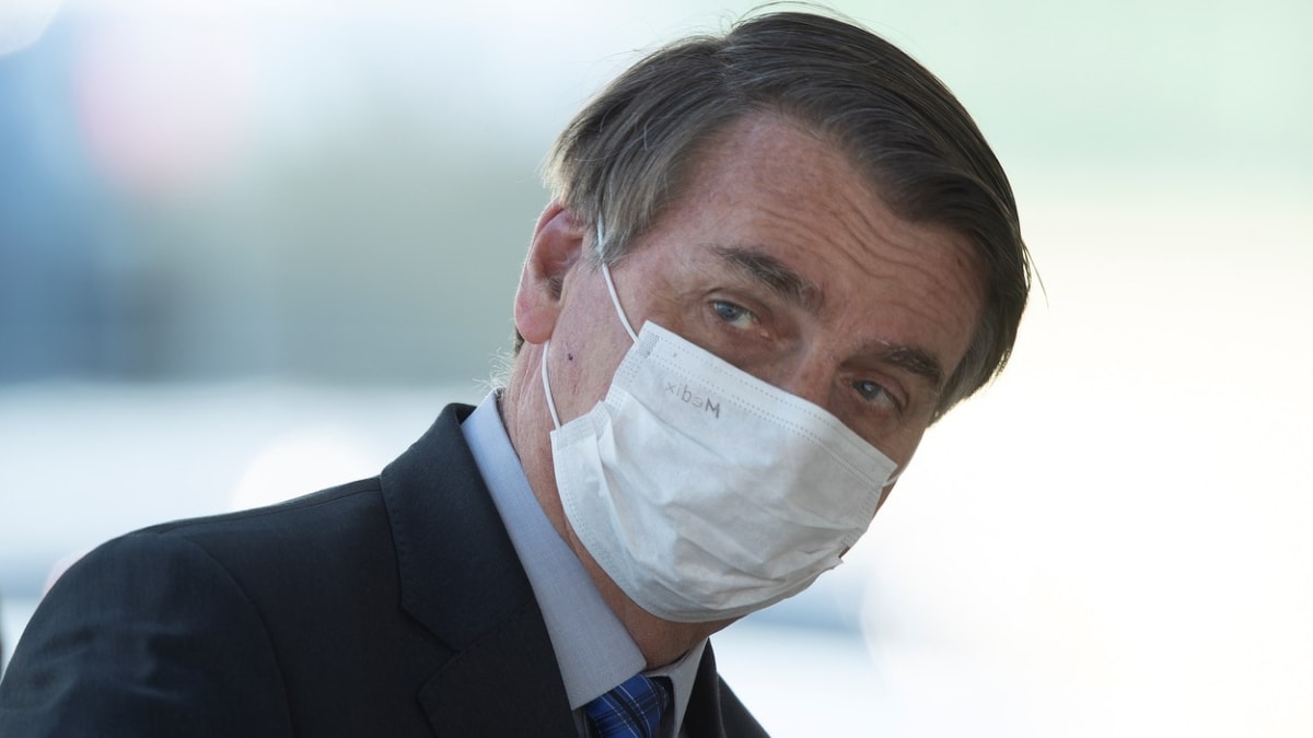 Brazilský prezident Jair Bolsonaro se staví k opatřením kvůli koronaviru velmi odmítavě.