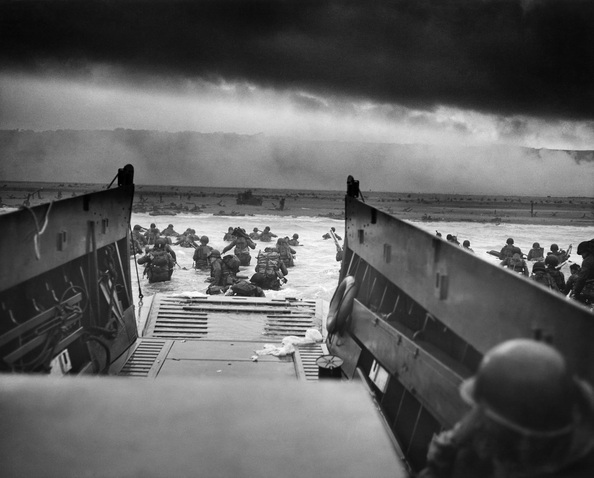 Rota E 16. pěšího pluku 1. pěší divize opouští ráno 6. června 1944 vyloďovací člun na pláži Omaha v sekci Fox Green. Během dne rota ztratila dvě třetiny mužů