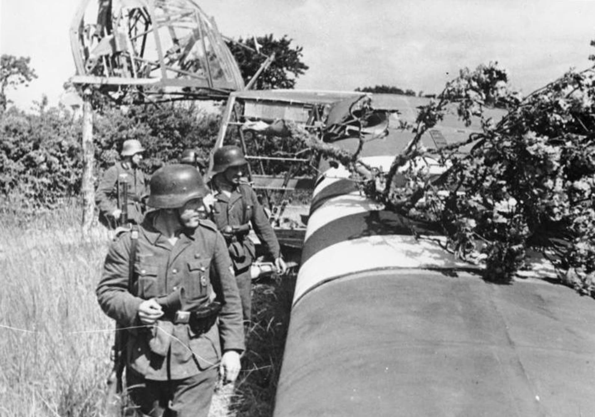Němečtí vojáci prohlížejí opuštěný kluzák typu Waco CG-4