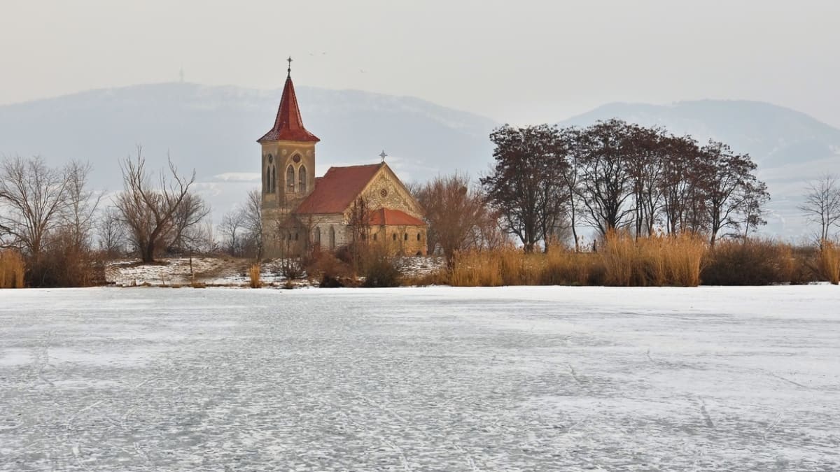 Obec Mušov v 80. letech zatopila voda a vznikla nádrž Vodní Mlýny. Z jihomoravské obce zůstal jen kostel