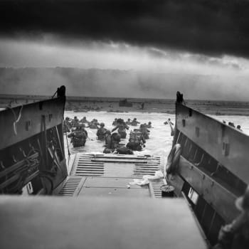 Rota E 16. pěšího pluku 1. pěší divize opouští ráno 6. června 1944 vyloďovací člun na pláži Omaha v sekci Fox Green. Během dne rota ztratila dvě třetiny mužů