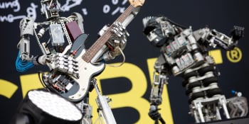 Kapela složená z robotů: Hrají hity od AC/DC, Nirvany i Black Sabbath
