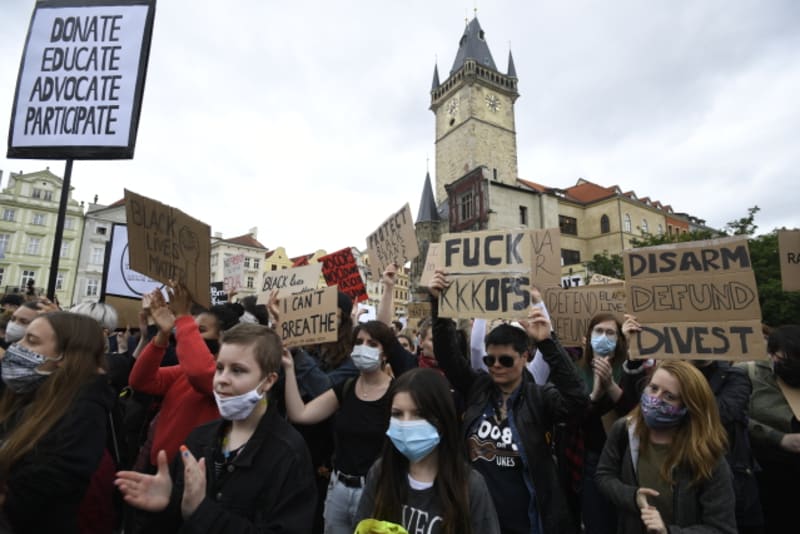 Demonstrace, které se dnes konají v několika dalších zemích, probíhají i v Praze