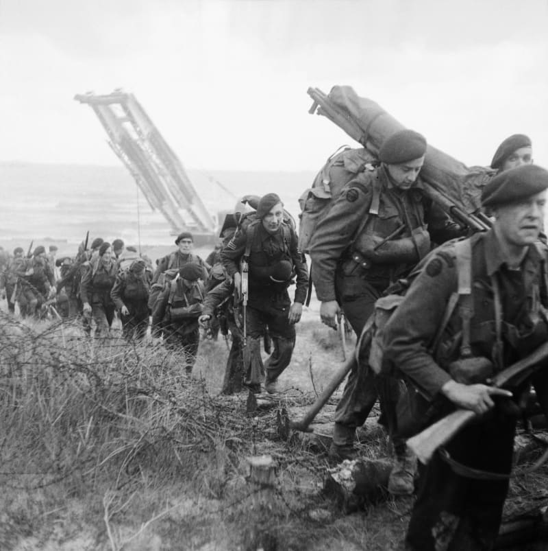 Britští komandos zařazení do 3. pěší divize postupují 6. června 1944 z pláže Sword do vnitrozemí