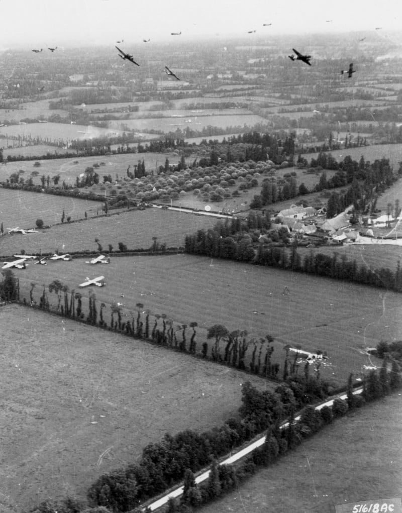 Americké kluzáky přistávají 6. června 1944 na poloostrově Cotentin v Normandii