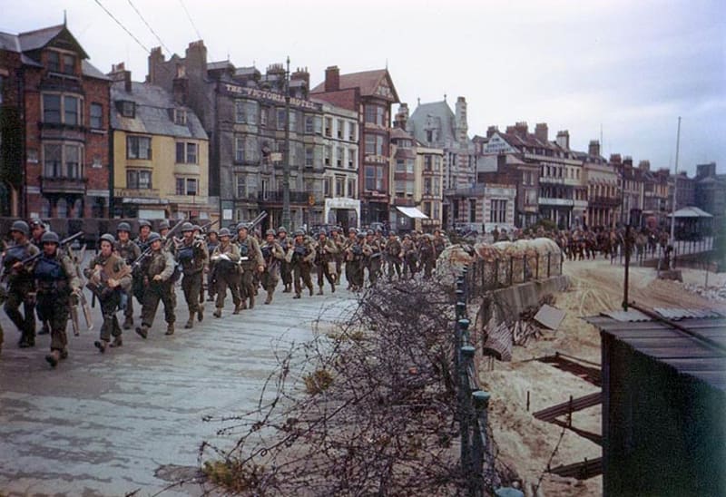 Američtí vojáci pochodují anglickým přístavním městem Weymouth, aby se nalodili v předvečer Dne D