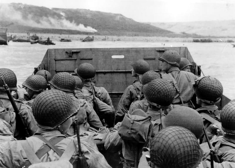 Američtí vojáci se ve výsadkovém člunu blíží 6. června 1944 k pláži Omaha. Za pár okamžiků je čeká peklo