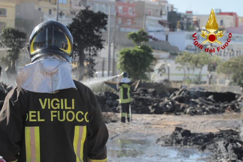  Na italském ostrově Lampedusa někdo zapálil lodě migrantů.