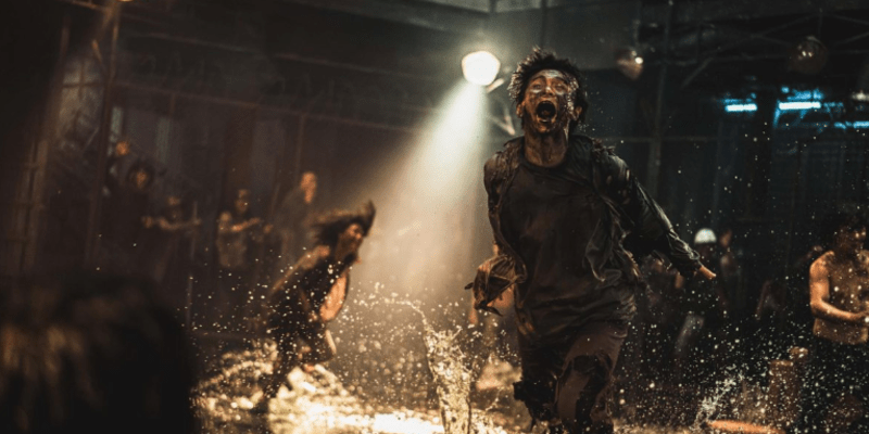 Train to Busan 2 je hororový snímek, který probíhá 4 roky po vypuknutí zombie apokalypsy.