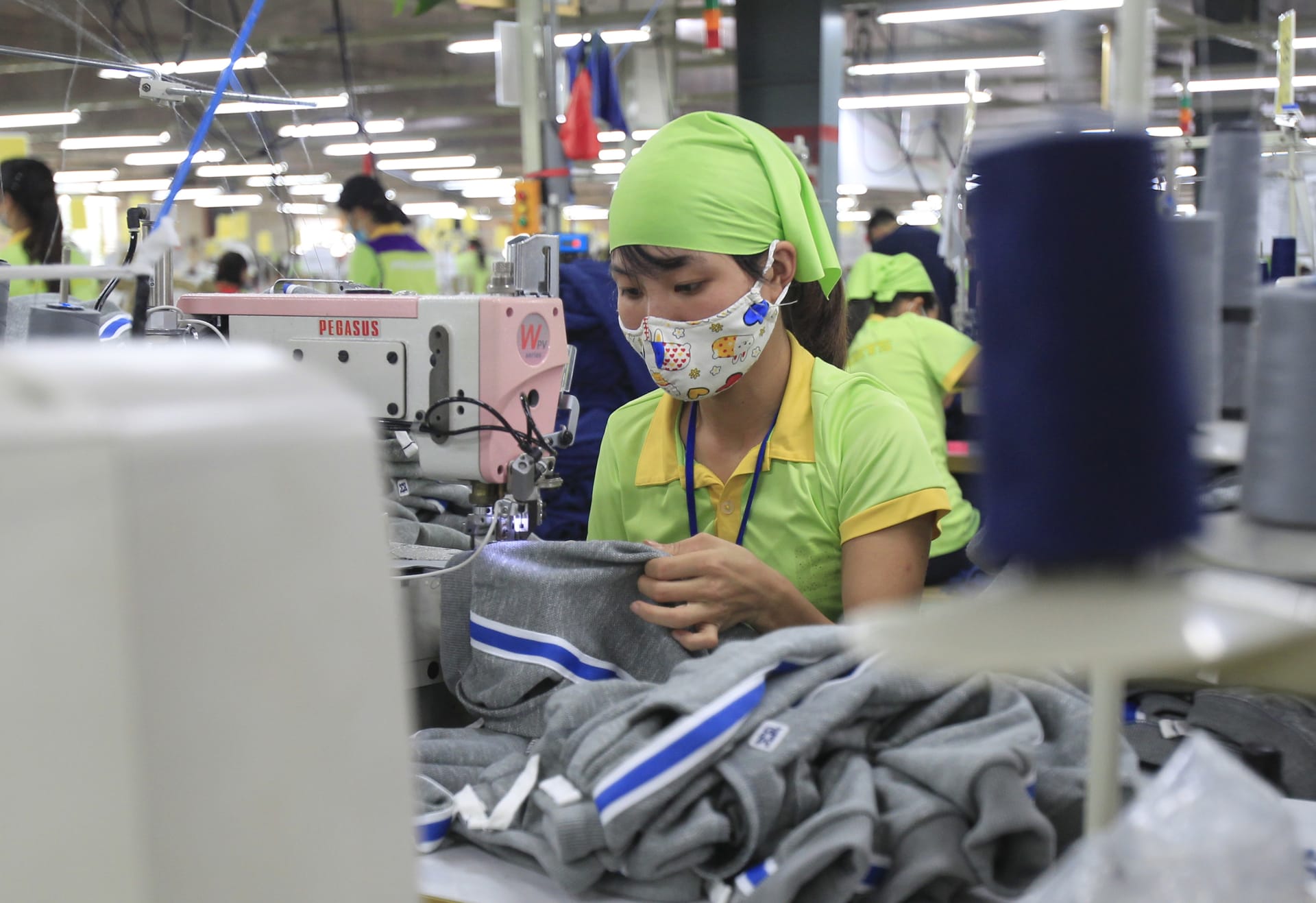 Dohoda o volném obchodu mezi EU a Vietnamem odbourá až 99 procent cel. Na snímku je pracovnice v továrně Pro Sports ve vietnamské provincii Nam Dinh.